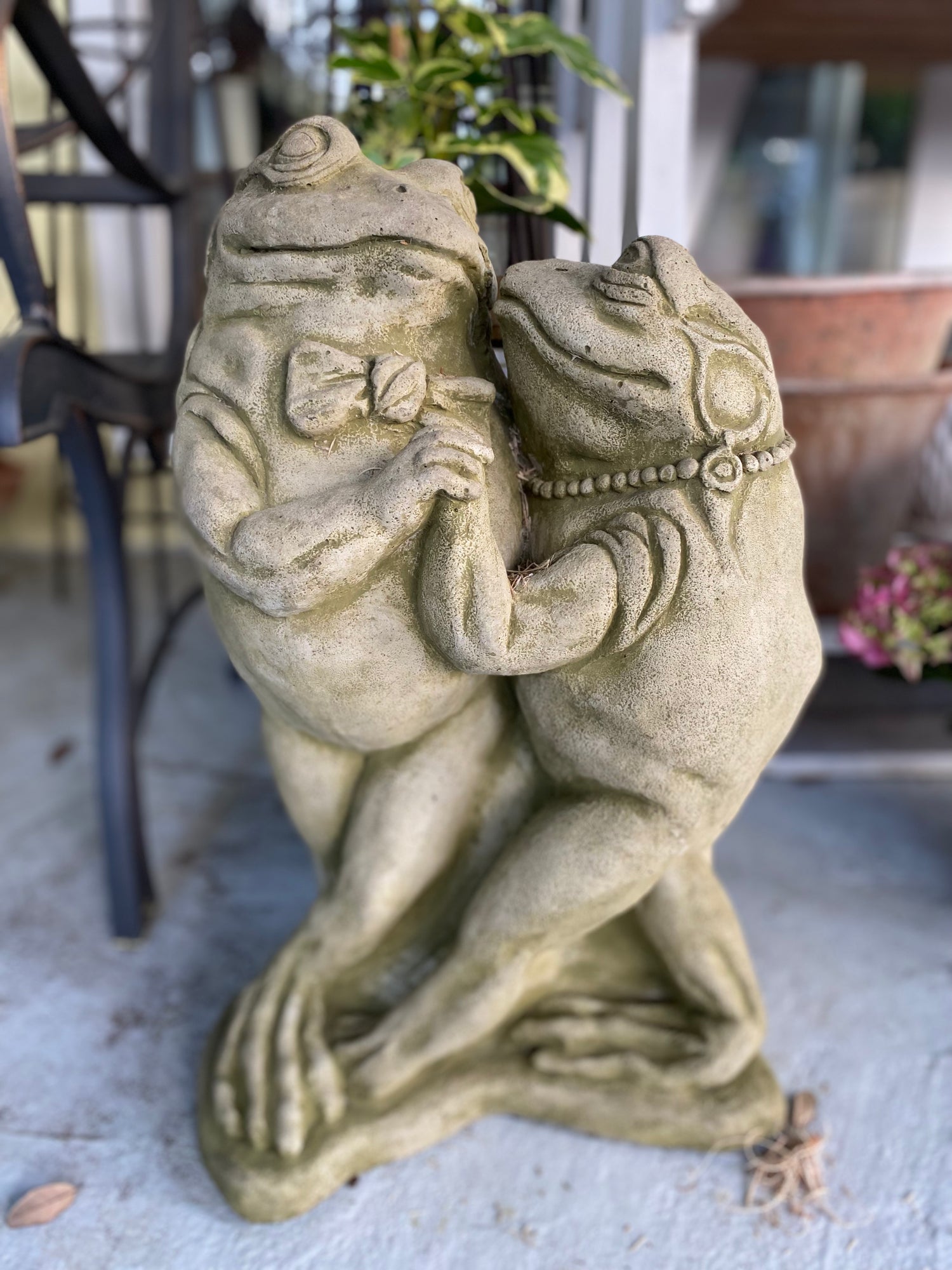 Dancing Frog Couple Statue